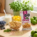 Escena culinaria en cocina moderna y luminosa con luz natural abundante. Platillo principal_ bowl de cristal con nuez de la India horneada dorada y crujiente. Alrededor_ ingredientes frescos como frutas, yogur nat.webp